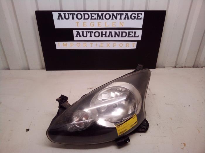 Używane Reflektor lewy Toyota Aygo (B10) 1.0 12V VVT-i Cena € 49,99 Procedura marży oferowane przez Autodemontage Tegelen
