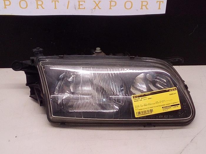 Używane Reflektor prawy Mazda 626 (GF14) 1.8i 16V Cena € 39,99 Procedura marży oferowane przez Autodemontage Tegelen