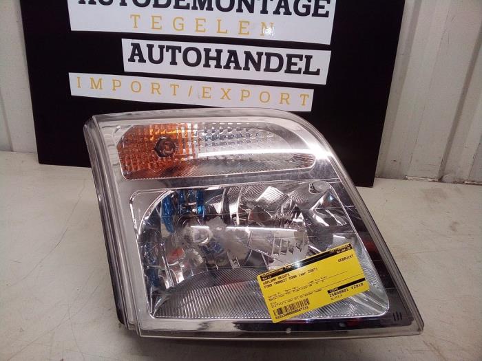Używane Reflektor prawy Ford Transit Connect 1.8 TDCi 110 Cena € 49,99 Procedura marży oferowane przez Autodemontage Tegelen