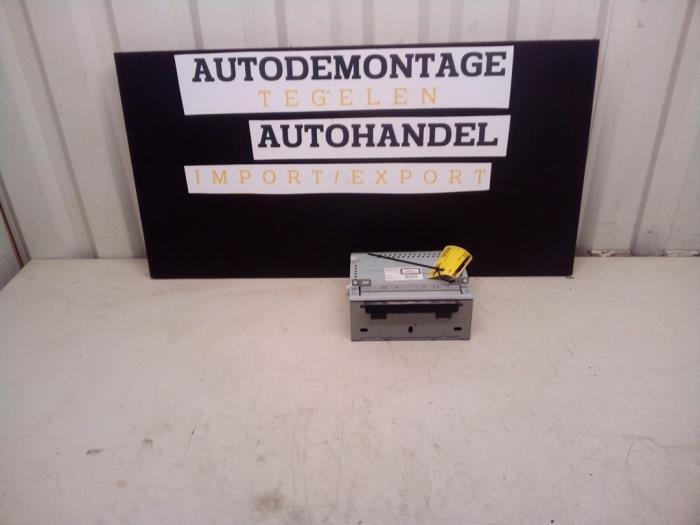 Używane Odtwarzacz CD Ford Focus 3 Wagon 1.0 Ti-VCT EcoBoost 12V 125 Cena € 59,99 Procedura marży oferowane przez Autodemontage Tegelen