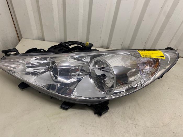 Używane Reflektor lewy Peugeot 207/207+ (WA/WC/WM) 1.6 16V GT THP Cena € 39,98 Procedura marży oferowane przez Autodemontage Tegelen