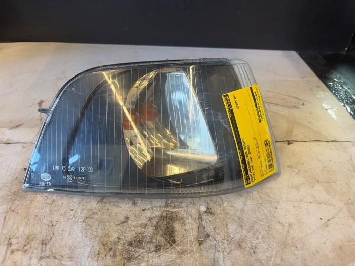 Używane Kierunkowskaz prawy Volvo S40 (VS) 1.9 D 102 Cena € 14,98 Procedura marży oferowane przez Autodemontage Tegelen