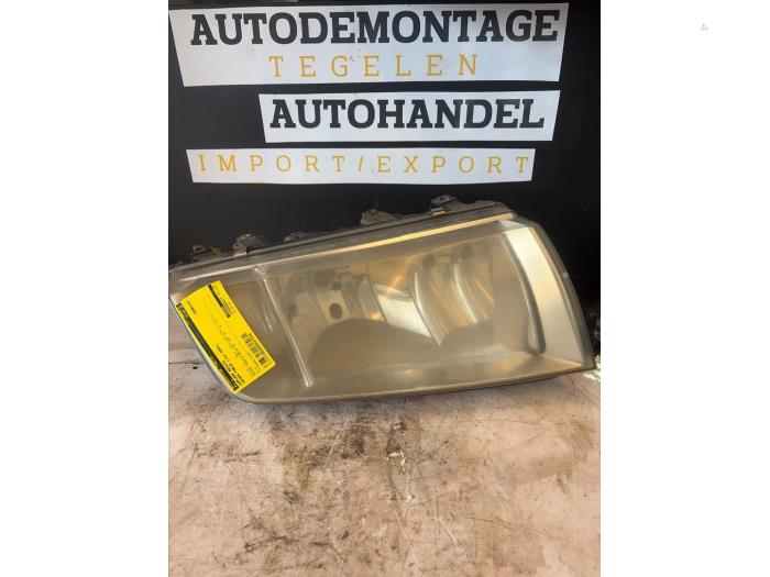 Używane Reflektor prawy Skoda Fabia (6Y2) 1.4i 16V Cena € 19,98 Procedura marży oferowane przez Autodemontage Tegelen