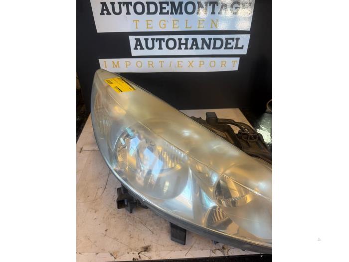 Używane Reflektor prawy Peugeot 207 SW (WE/WU) 1.6 16V Cena € 49,98 Procedura marży oferowane przez Autodemontage Tegelen