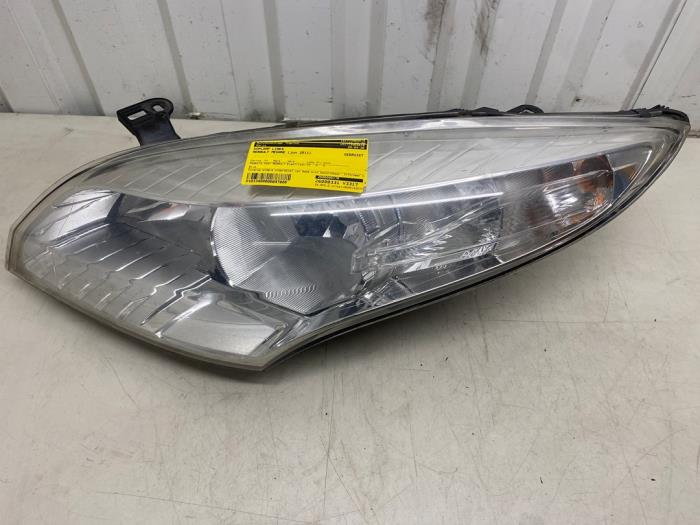 Używane Reflektor lewy Renault Megane III Grandtour (KZ) 1.4 16V TCe 130 Cena € 119,99 Procedura marży oferowane przez Autodemontage Tegelen