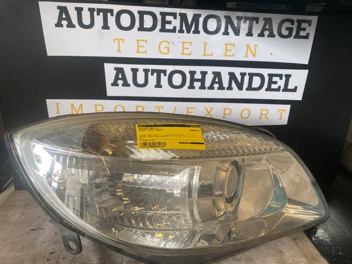 Używane Reflektor prawy Skoda Fabia II (5J) Cena € 49,98 Procedura marży oferowane przez Autodemontage Tegelen
