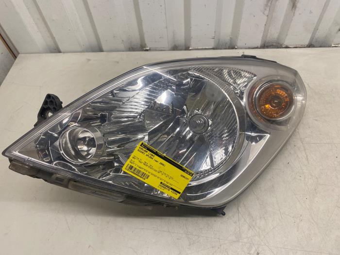 Używane Reflektor lewy Suzuki Splash 1.2 16V Cena € 124,99 Procedura marży oferowane przez Autodemontage Tegelen