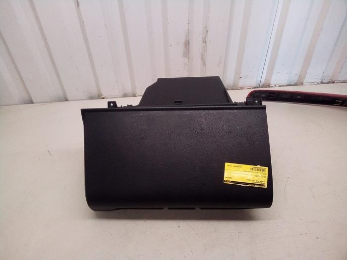 Begagnade Handskfack Nissan Note (E11) 1.6 16V Pris € 29,90 Marginaltabell erbjuds av Autodemontage Tegelen