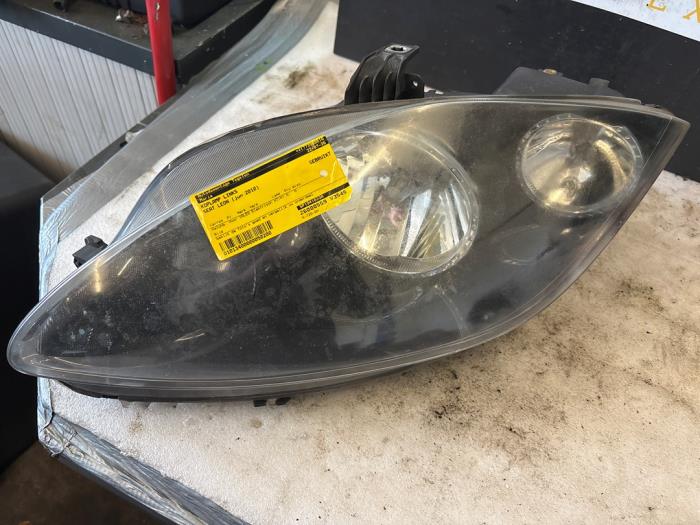 Używane Reflektor lewy Seat Leon (1P1) 1.8 TSI 16V Cena € 69,99 Procedura marży oferowane przez Autodemontage Tegelen