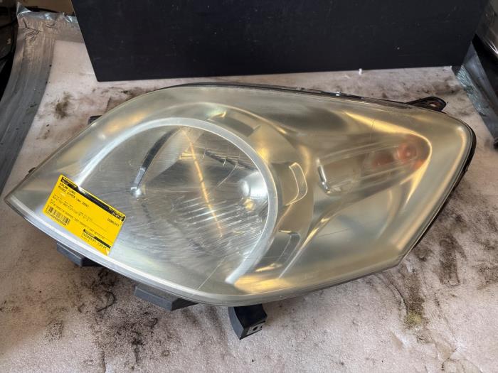 Używane Reflektor lewy Peugeot Bipper (AA) 1.4 HDi Cena € 19,99 Procedura marży oferowane przez Autodemontage Tegelen