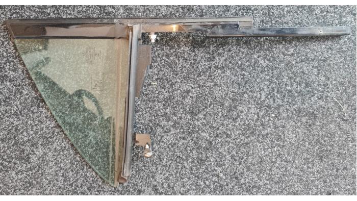 Usados Ventanilla triangular derecha detrás Mercedes CLA (117.3) Precio € 48,40 IVA incluido ofrecido por De Vogel Auto's B.V.