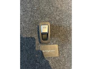 Usados Interruptor de freno de mano Mercedes V-Klasse Precio € 30,25 IVA incluido ofrecido por De Vogel Auto's B.V.