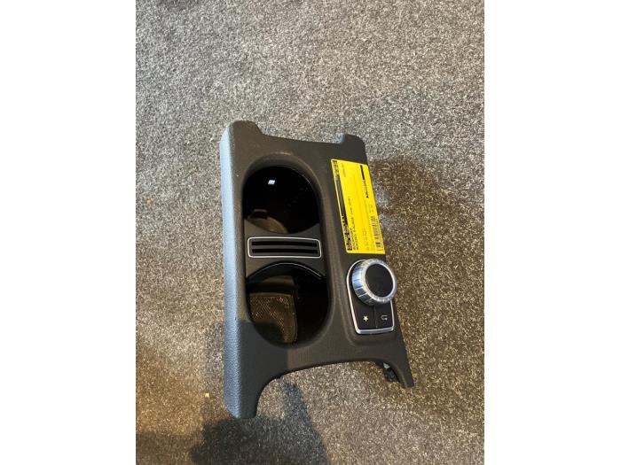 Gebrauchte Getränkehalter Mercedes A (W176) 1.6 A-180 16V Preis € 17,50 Margenregelung angeboten von De Vogel Auto's B.V.