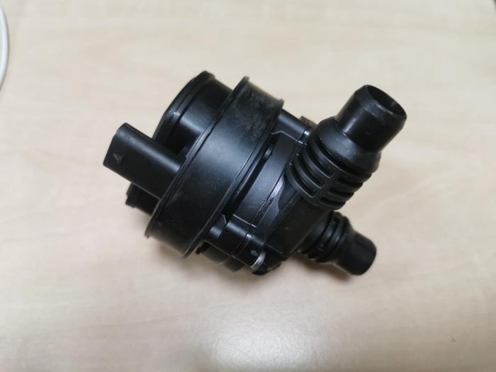 Begagnade Extra vattenpump Mercedes Diversen Pris € 78,65 Inklusive moms erbjuds av De Vogel Auto's B.V.