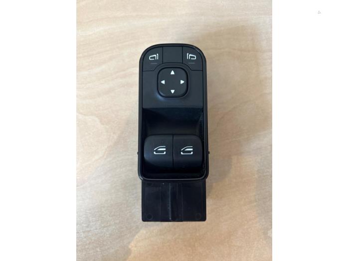 Usados Interruptor de ventanilla eléctrica Mercedes Sprinter 3,5t (907.6/910.6) Precio € 121,00 IVA incluido ofrecido por De Vogel Auto's B.V.