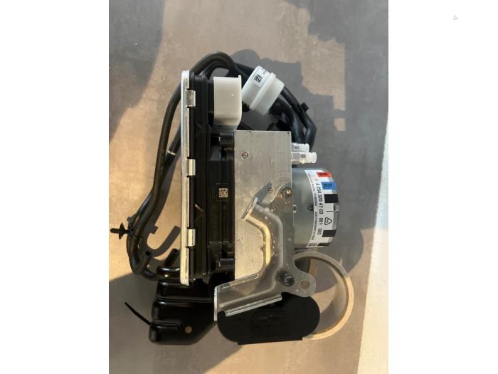 Luftpump (fjädring) från en Mercedes-Benz GLC (X254)  2024