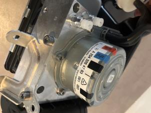 Luftpump (fjädring) från en Mercedes-Benz GLC (X254)  2024