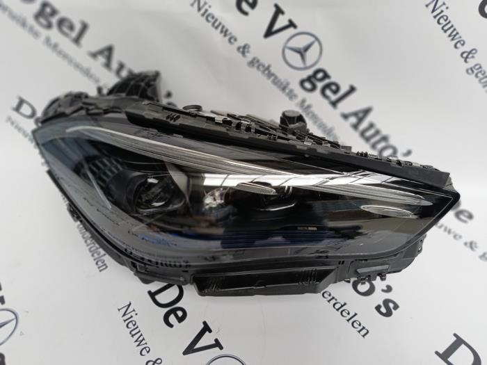 Używane Reflektor prawy Mercedes CLE (C236) 2.0 300 EQ Boost 4-Matic 16V Cena € 1.150,00 Procedura marży oferowane przez De Vogel Auto's B.V.