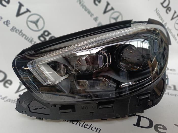 Używane Reflektor lewy Mercedes E (W213) E-220d 2.0 Turbo 16V Cena € 1.028,50 Z VAT oferowane przez De Vogel Auto's B.V.