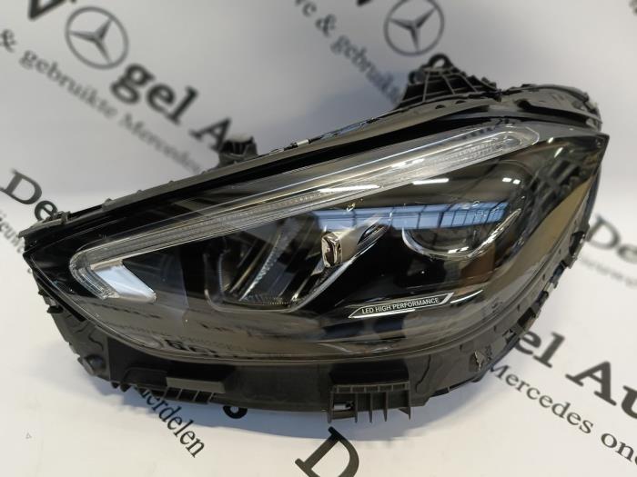Używane Reflektor lewy Mercedes C (W206) C-220d 2.0 Turbo 16V Cena € 907,50 Z VAT oferowane przez De Vogel Auto's B.V.