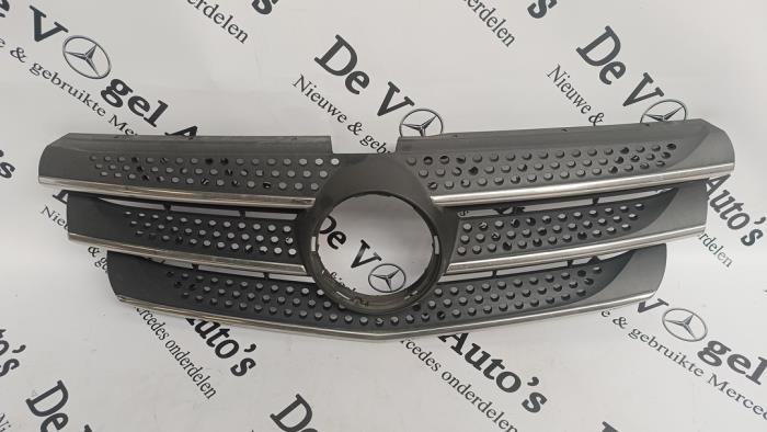 Używane Grill Mercedes Vito (447.6) 2.2 116 CDI 16V Cena € 60,50 Z VAT oferowane przez De Vogel Auto's B.V.