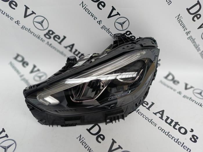 Używane Reflektor lewy Mercedes C (W206) C-220d 2.0 Turbo 16V 4-Matic Cena € 840,95 Z VAT oferowane przez De Vogel Auto's B.V.