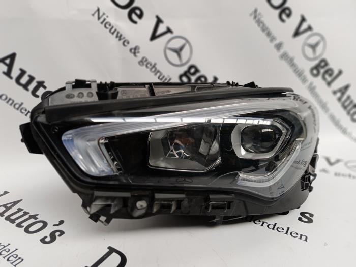 Używane Reflektor lewy Mercedes CLA (118.3) 1.3 CLA-200 Turbo 16V Cena € 726,00 Z VAT oferowane przez De Vogel Auto's B.V.