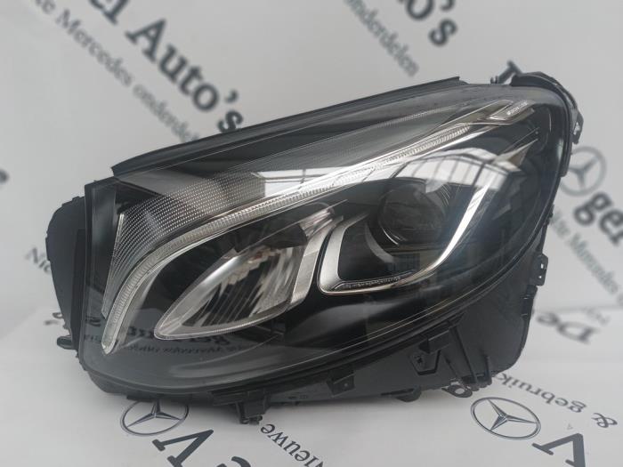 Używane Reflektor lewy Mercedes GLC (X253) 2.0 300 16V 4-Matic Cena € 726,00 Z VAT oferowane przez De Vogel Auto's B.V.