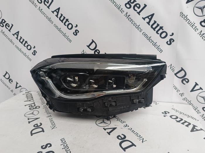 Używane Reflektor prawy Mercedes GLA (H247) 1.3 200 Turbo 16V Cena € 907,50 Z VAT oferowane przez De Vogel Auto's B.V.