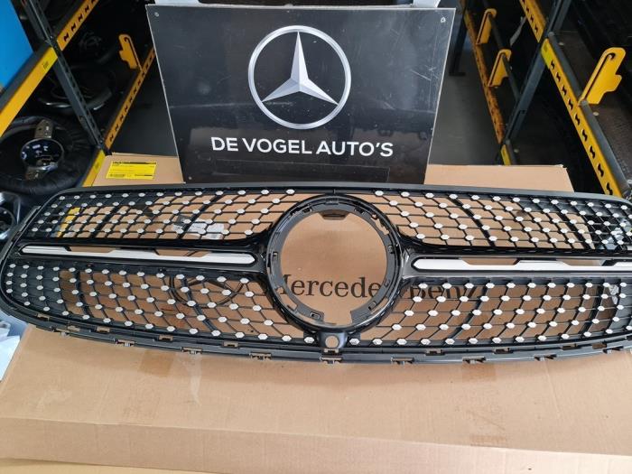 Używane Grill Mercedes GLC (X253) 2.0 300 16V 4-Matic Cena € 90,00 Procedura marży oferowane przez De Vogel Auto's B.V.