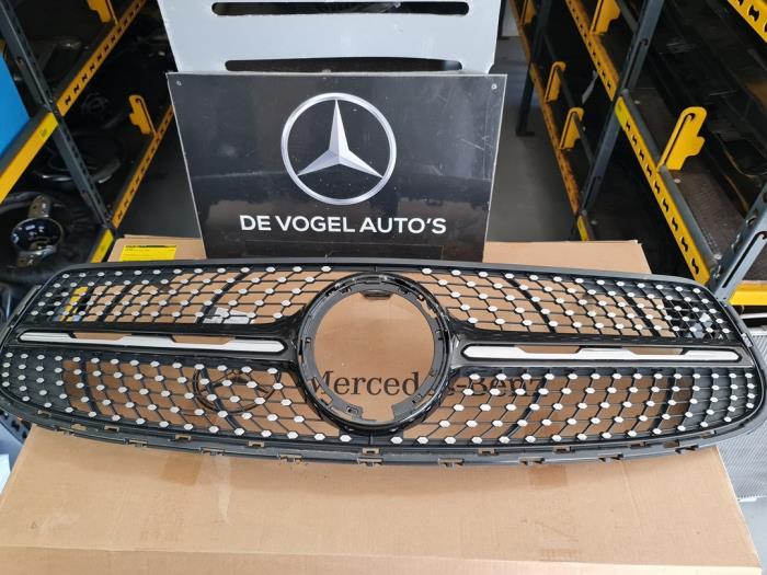 Nowe Grill Mercedes GLC (X253) Cena € 121,00 Z VAT oferowane przez De Vogel Auto's B.V.