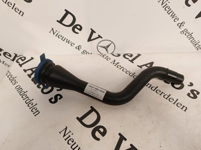 Front windscreen washer reservoir from a Mercedes-Benz Vito (447.6) 2.0 116 CDI 16V 2020