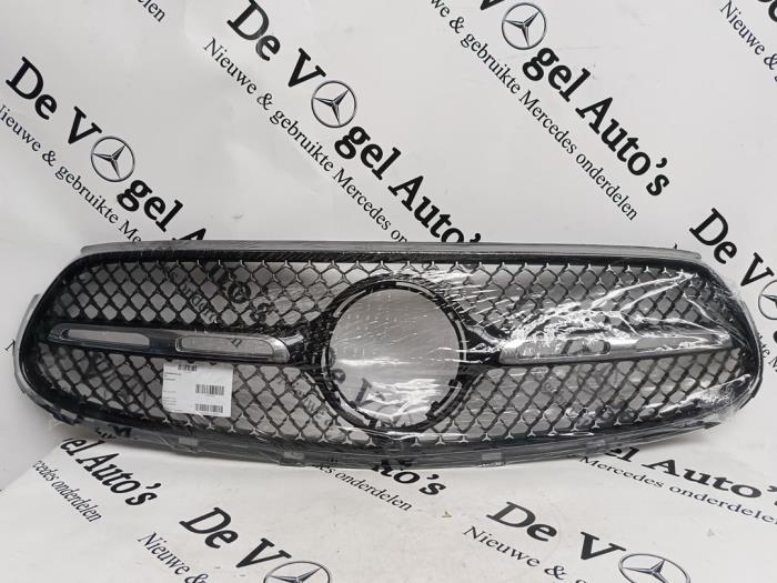 Używane Grill Mercedes GLC (X254) 2.0 300 16V Cena € 332,75 Z VAT oferowane przez De Vogel Auto's B.V.