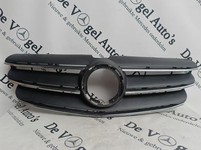 Begagnade Grill Mercedes Vito (447.6) 2.0 116 CDI 16V Pris € 302,50 Inklusive moms erbjuds av De Vogel Auto's B.V.