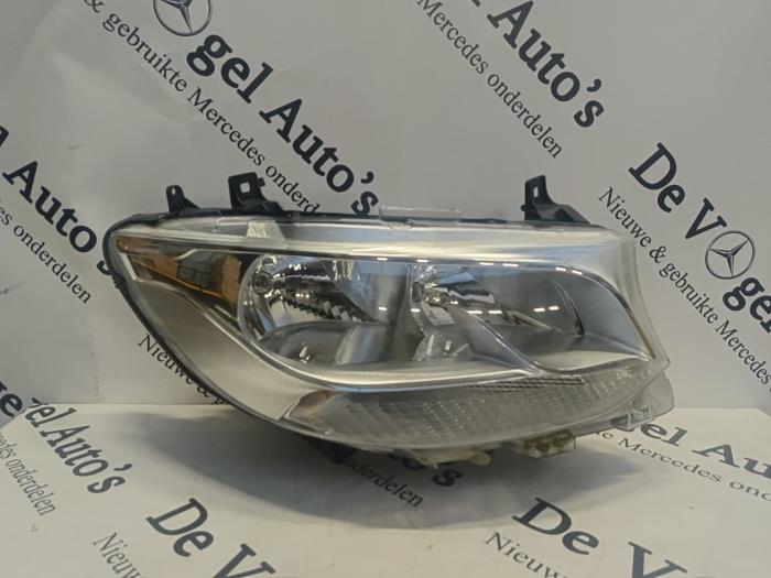 Używane Reflektor prawy Mercedes Sprinter 5t (907.6) 311 CDI 2.1 D RWD Cena € 211,75 Z VAT oferowane przez De Vogel Auto's B.V.