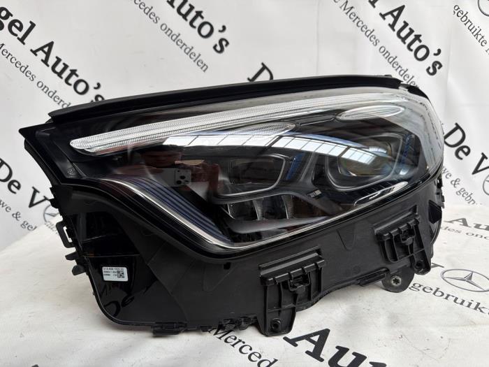 Używane Reflektor lewy Mercedes GLC (X254) 2.0 300e 16V 4-Matic Cena € 1.149,50 Z VAT oferowane przez De Vogel Auto's B.V.