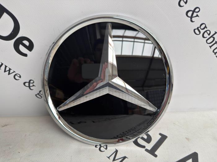 Nowe Emblemat Mercedes EQC (N293) 400 4-Matic 80 kWh Cena € 151,25 Z VAT oferowane przez De Vogel Auto's B.V.