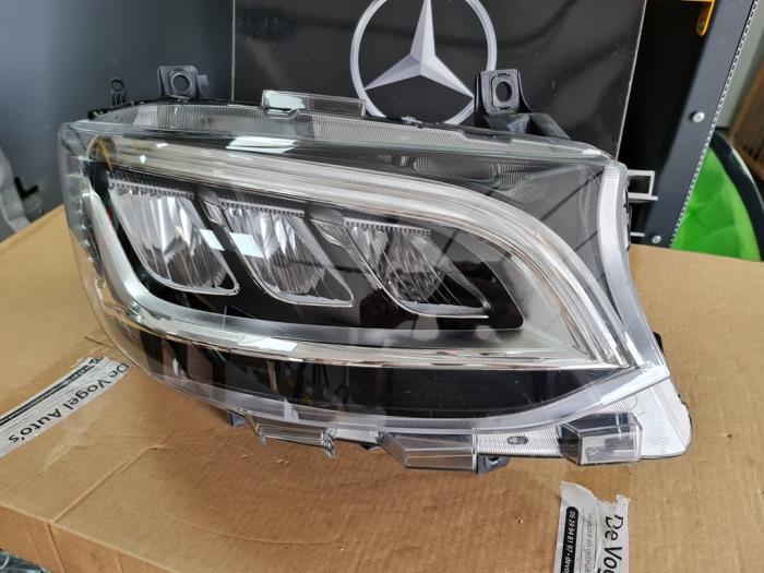 Nowe Reflektor prawy Mercedes Sprinter 5t (907.6) 519 CDI 2.0 D RWD Cena € 949,85 Z VAT oferowane przez De Vogel Auto's B.V.