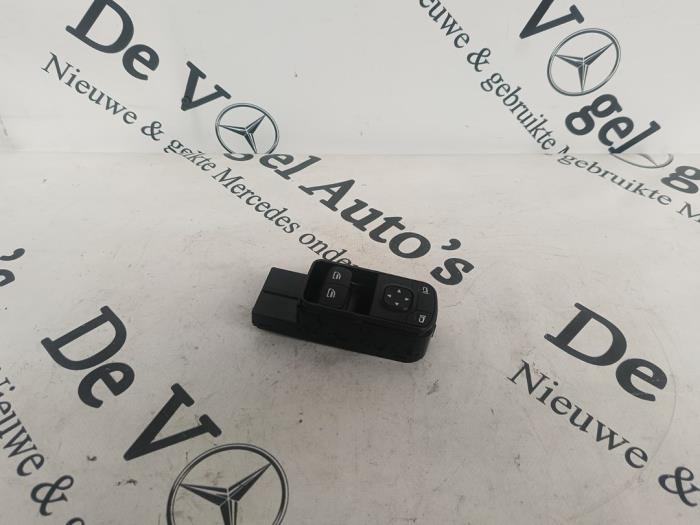 Nuevos Interruptor combinado de ventanillas Mercedes Sprinter 3,5t (907.6/910.6) 317 CDI 2.0 D FWD Precio € 90,75 IVA incluido ofrecido por De Vogel Auto's B.V.