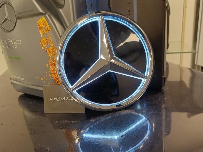 Nowe Emblemat Mercedes GLA (H247) 1.3 250 e Turbo 16V Cena € 102,85 Z VAT oferowane przez De Vogel Auto's B.V.