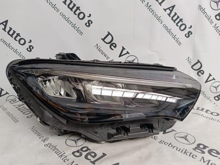 Używane Reflektor prawy Mercedes EQE (V295) 350+ 91/96 kWh Cena € 1.028,50 Z VAT oferowane przez De Vogel Auto's B.V.