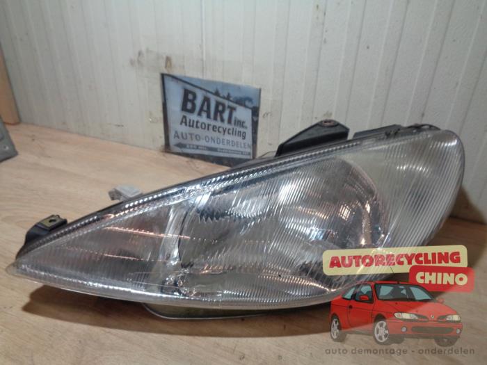 Gebrauchte Scheinwerfer links Peugeot 206 (2A/C/H/J/S) 1.1 XN,XR Preis € 19,00 Margenregelung angeboten von Autorecycling Chino B.V.