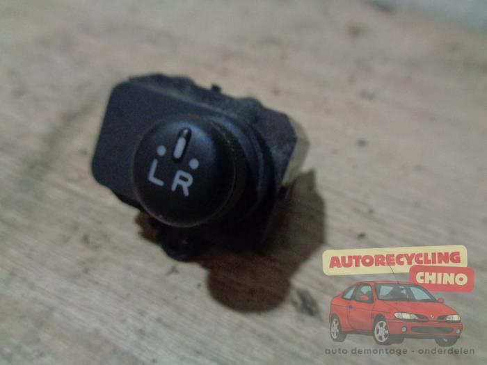 Używane Przelacznik lusterka Daihatsu Cuore (L251/271/276) 1.0 12V DVVT Cena € 8,00 Procedura marży oferowane przez Autorecycling Chino B.V.