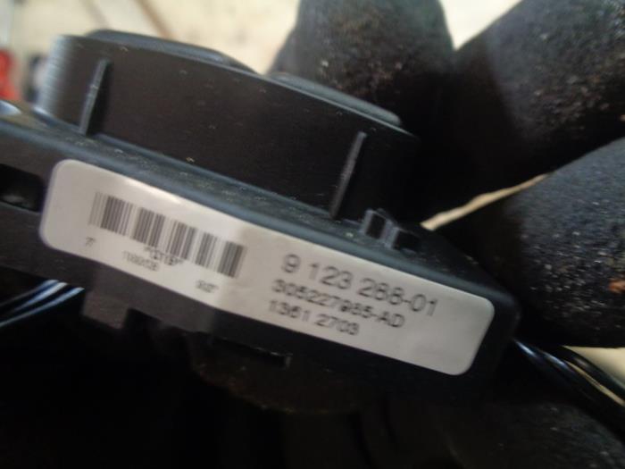 Steering wheel mounted radio control from a BMW 1 serie (E82) 120d 16V 2008