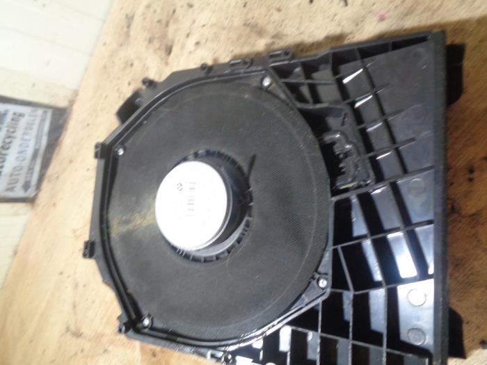 Subwoofer from a BMW 1 serie (E82) 120d 16V 2008