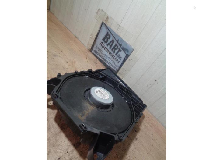 Subwoofer from a BMW 1 serie (E82) 120d 16V 2008