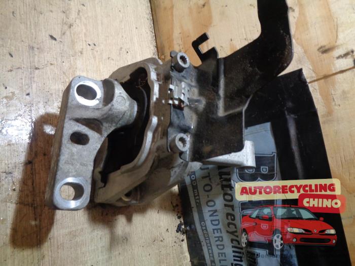 Usagé Support moteur Audi Q3 (8UB/8UG) 2.0 TDI 16V 150 Quattro Prix € 31,00 Règlement à la marge proposé par Autorecycling Chino B.V.