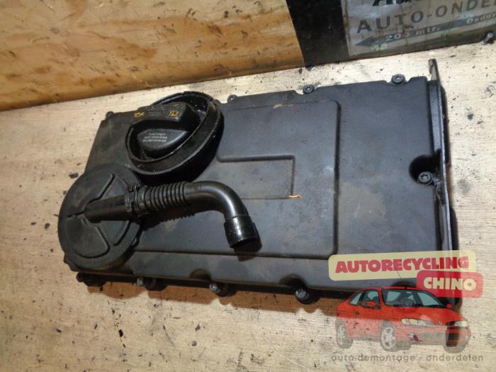 Gebrauchte Ventildeckel Volkswagen Passat Variant (3C5) 2.0 TDI 16V 140 Preis € 31,00 Margenregelung angeboten von Autorecycling Chino B.V.