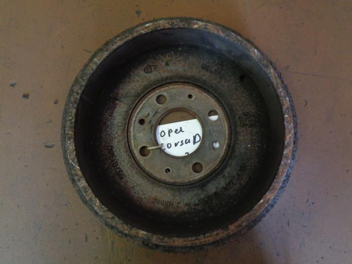 Bremstrommel hinten van een Opel Corsa D 1.4 16V Twinport 2011
