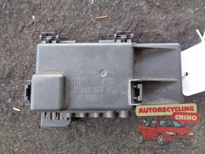 Fuse box Volkswagen Golf IV 1.6 1J0937549 TRW